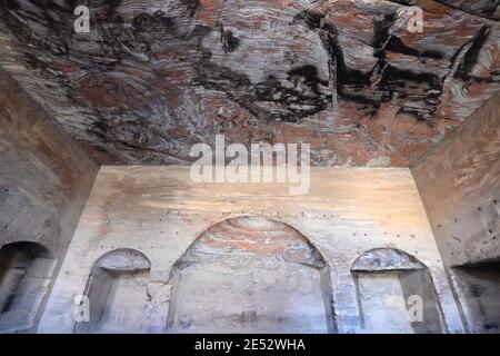 Chambre intérieure de la tombe de l'Urn à Petra, Jordanie. Banque D'Images