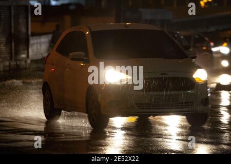 Sao Paulo, Sao Paulo, Brésil. 25 janvier 2021. Sao Paulo (SP), 25/01/2021 - CHUVA/SAO PAULO - Motoristas e pedestres frentam chuva na regiao central de Sao Paulo apos o temporal que atigiu a cidade na noite desta segunda-feira crédit: Leco Viana/TheNEWS2/ZUMA Wire/Alay Live News Banque D'Images