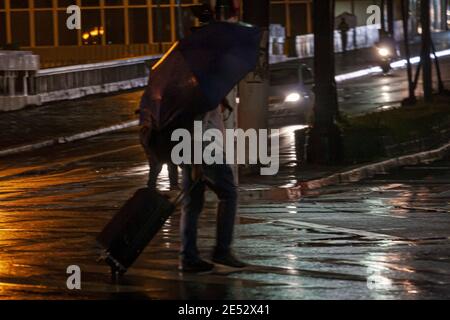 Sao Paulo, Sao Paulo, Brésil. 25 janvier 2021. (INT) fortes précipitations à Sao Paulo. 25 janvier 2021, Sao Paulo, Brésil: Les conducteurs et les piétons font face à de fortes pluies dans la région centrale de Sao Paulo après la tempête qui a frappé la ville plus tôt. Crédit: Leco Viana/Thenews2 crédit: Leco Viana/TheNEWS2/ZUMA Wire/Alay Live News Banque D'Images