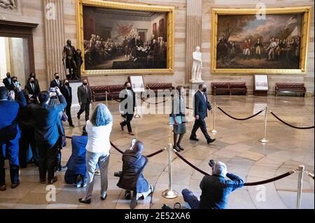 Washington, États-Unis. 25 janvier 2021. 25 janvier 2021 - Washington, DC, États-Unis: La procession à travers la rotonde du Capitole de la Chambre des gestionnaires de mise en accusation, dirigée par le Représentant américain Jamie Raskin (D-MD), portant les articles de mise en accusation de la Chambre au Sénat. (Photo de Michael Brochstein/Sipa USA) crédit: SIPA USA/Alay Live News Banque D'Images