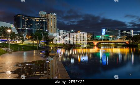 La ville d'Adélaïde la nuit avec la rivière torrens Le premier plan à Adélaïde Australie méridionale le 25 janvier 2021 Banque D'Images