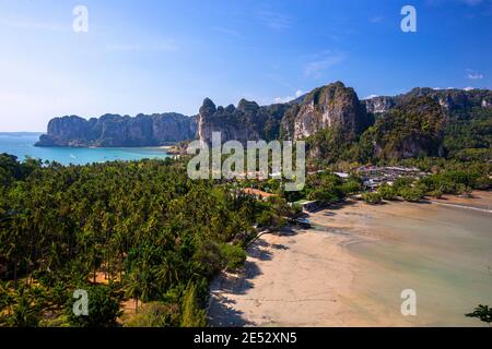 Le soleil du soir dans le point de vue de Railay Paradise en Thaïlande. Banque D'Images