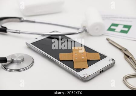 stéthoscope sur mobile. concept de soins de santé. HP cassé Banque D'Images
