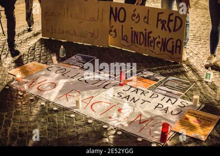 Barcelone, Espagne. 25 janvier 2021. Des écriteaux et des bougies se trouvent sur le sol pendant la démonstration. Après la mort de trois sans-abri dans les quartiers centraux de Barcelone à cause du froid, les voisins ont appelé à une manifestation devant la généralité de la Catalogne pour exiger la responsabilité politique des décès évitables, une vie digne pour tous et pour rendre hommage aux morts. Crédit : SOPA Images Limited/Alamy Live News Banque D'Images