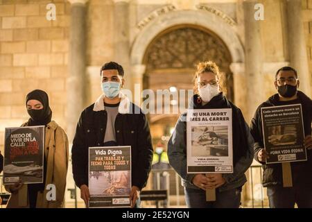 Barcelone, Espagne. 25 janvier 2021. Les manifestants portant un masque facial tiennent des écriteaux pendant la manifestation. Après la mort de trois sans-abri dans les quartiers centraux de Barcelone à cause du froid, les voisins ont appelé à une manifestation devant la généralité de la Catalogne pour exiger la responsabilité politique des décès évitables, une vie digne pour tous et pour rendre hommage aux morts. Crédit : SOPA Images Limited/Alamy Live News Banque D'Images