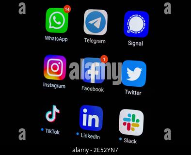 Sur cette photo, les applications Whatsapp, Telegram, signal, Instagram, Facebook, Twitter, Tik Tok, LinkedIn et Slack et les logos affichés sur un smartphone. Banque D'Images