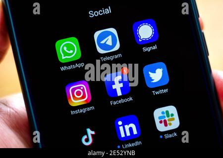 Sur cette photo, les applications Whatsapp, Telegram, signal, Instagram, Facebook, Twitter, Tik Tok, LinkedIn et Slack et les logos affichés sur un smartphone. Banque D'Images