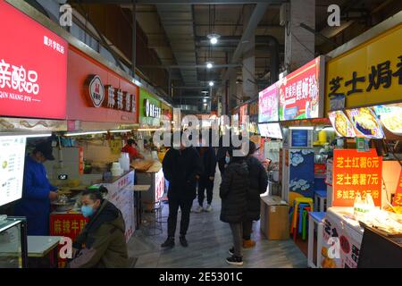 Marché alimentaire de rue à Jiaxing, Zhejiang, Chine. Stands intérieurs proposant divers en-cas de restauration rapide.Jan 2020 Banque D'Images