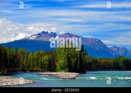 Une vue panoramique de la montagne de la baie d'Hudson avec la célèbre rivière Bulkley en premier plan, prise près de Smithers, Colombie-Britannique Canada Banque D'Images