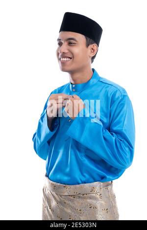 l'homme a mis ses vêtements pour la célébration d'eid moubarak en portant melayu chemise en satin Banque D'Images