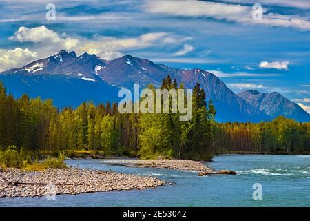 Une vue panoramique de la montagne de la baie d'Hudson avec la célèbre rivière Bulkley en premier plan, prise près de Smithers, Colombie-Britannique Canada Banque D'Images