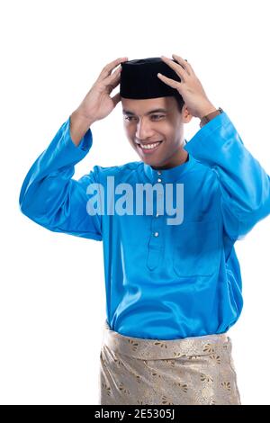 l'homme a mis ses vêtements pour la célébration d'eid moubarak en portant melayu chemise en satin Banque D'Images