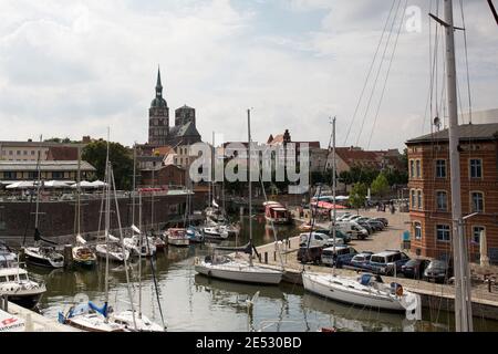 Bateaux dans le port de la ville hanséatique de Stralsund, Allemagne. Banque D'Images