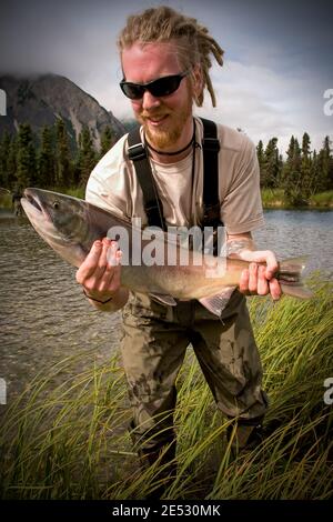 Prise de saumon sur le lac Kijik près du parc national du lac Clark, Alaska (MRA) Banque D'Images