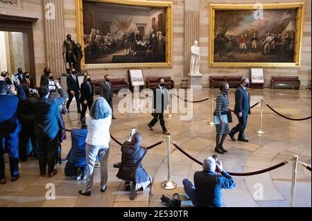 Washington, États-Unis. 25 janvier 2021. La procession à travers la rotonde du Capitole des gestionnaires de mise en accusation de la Chambre, dirigée par le représentant américain Jamie Raskin (D-MD), portant les articles de mise en accusation de la Chambre au Sénat. Crédit : SOPA Images Limited/Alamy Live News Banque D'Images