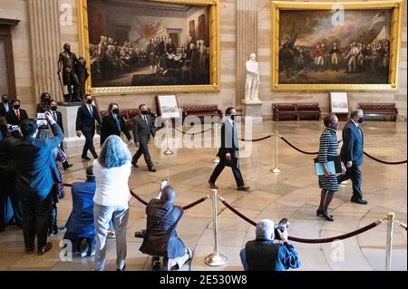 Washington, États-Unis. 25 janvier 2021. La procession à travers la rotonde du Capitole des gestionnaires de mise en accusation de la Chambre, dirigée par le représentant américain Jamie Raskin (D-MD), portant les articles de mise en accusation de la Chambre au Sénat. Crédit : SOPA Images Limited/Alamy Live News Banque D'Images