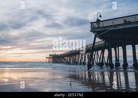 Pismo Beach, Californie, États-Unis - 1 janvier 2021 jetée qui s'étend vers le soleil couchant. Une jetée emblématique de Pismo Beach au coucher du soleil, Californie central co Banque D'Images