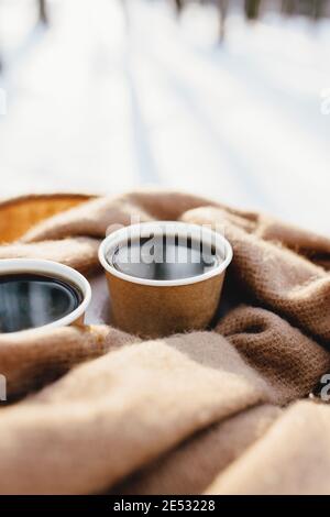 Deux tasses de café sur un foulard dans la neige forêt Banque D'Images