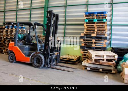 Chargeur chariot élévateur gerbeur truck equipment at warehouse Banque D'Images