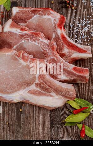 Hacher la viande de porc avec la feuille de Laurier et le poivre rouge. Gros plan. Banque D'Images