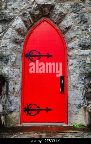 La porte rouge vif d'une église historique de Bristol, Virginie. Banque D'Images