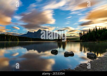 Deux lacs Jack à l'aube, ciel étoilé et nuages colorés réfléchis à la surface de l'eau. Magnifique paysage dans le parc national Banff, dans les Rocheuses canadiennes Banque D'Images