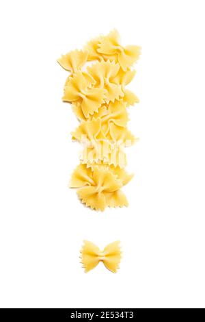 point d'exclamation de pâtes farfalles sèches sur fond blanc isolé. Modèle alimentaire à base de macaroni. Banque D'Images