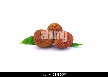 Trois lychee composition de fruits avec des feuilles vertes décoration isolée dessus arrière-plan blanc Banque D'Images