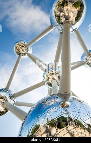 Gros plan sur le monument Atomium à Bruxelles sous un ciel bleu d'été avec des nuages clairsemés, vu d'en dessous Banque D'Images