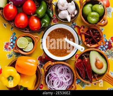 Sauce épicée à la salsa mexicaine et ingrédients sur une table cuisine dans la ville de Mexico, Top View Copy space. Banque D'Images