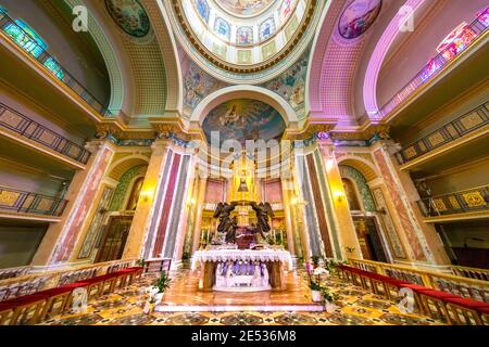 Vue symétrique grand angle de l'abside d'une couleur cathédrale baroque sicilienne Banque D'Images