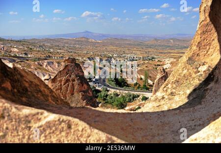 Beau paysage avec route sinueuse dans la vallée de la Cappadoce, Turquie Banque D'Images