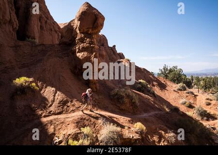 Une femme qui fait la randonnée sur le sentier de la boucle Sentinel dans le parc national de Kodachrome Basin, Utah, États-Unis. Banque D'Images