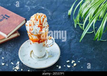 Milk-Shake au caramel avec saupoudrer sur fond vert Banque D'Images