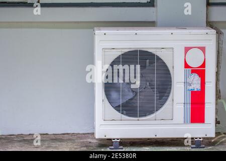 installation d'unités de chauffage de climatisation à l'extérieur du bâtiment Banque D'Images