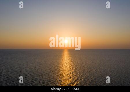 Coucher de soleil doré sur la mer Méditerranée, vue aérienne. Banque D'Images