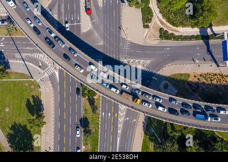 Embouteillage sur un pont d'échangeur d'autoroute avec Cars à l'arrêt complet. Banque D'Images
