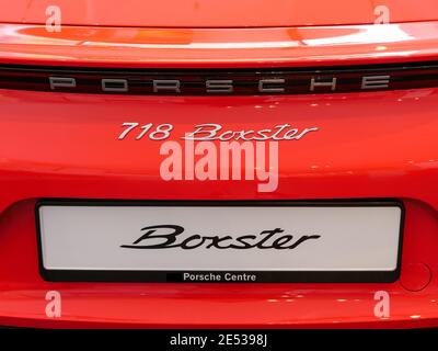 Arrière de la Porsche 718 Boxter orange brillant avec emblèmes. Banque D'Images