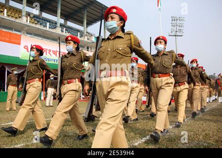 Nagaon, Assam, Inde - 26 janv. 2021: La police d'Assam , la NCC et les élèves des écoles de diifères ont participé au mois de mars dernier lors de la célébration du 72 jour de la République au stade Nurul Amin de Nagaon, Assam, Inde. / photo par Diganta Talukdar Banque D'Images