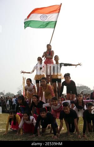 Nagaon, Assam, Inde - 26 janv. 2021 : des participants de NYK Nagaon effectuent du yoga lors de la Fête de la République à Nagaon, Assam, Inde. Crédit : DIGANTA TALUKDAR/Alamy Live News Banque D'Images