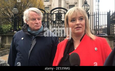 Photo du dossier datée du 25/11/2019 du Commissaire en chef des droits de l'homme d'Irlande du Nord, les Allamby et Mairia Cahill, à l'extérieur de la haute Cour de Belfast. La Commission des droits de l'homme d'Irlande du Nord (NIHRC) a réglé une affaire contre le Gouvernement au nom de Cahill. L'ancienne conseillère du SDLP a introduit une contestation judiciaire après qu'elle ait été contrainte de se retirer des élections locales en Irlande du Nord en 2019 pour des raisons de sécurité. Date de publication : le mardi 26 novembre 2019. Banque D'Images