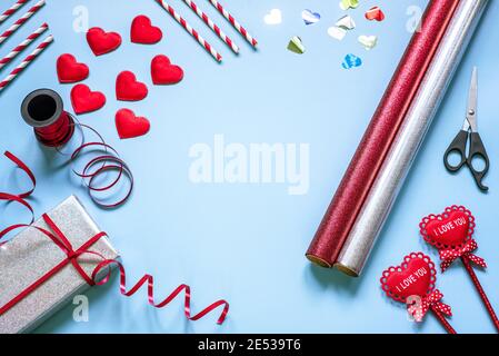 Fournitures d'emballage cadeau pour la Saint-Valentin sur fond bleu Banque D'Images