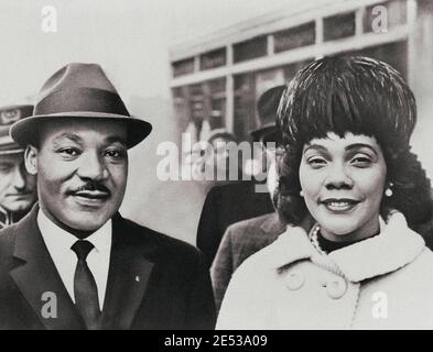 Martin Luther King Jr. Avec son épouse Coretta Scott King, portrait tête-et-épaules, face à l'avant. ÉTATS-UNIS. 1964 Banque D'Images