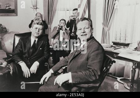 Le président John F. Kennedy et le maire Willy Brandt de Berlin à la Maison Blanche. ÉTATS-UNIS. 13 mars 1961 Banque D'Images