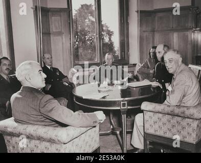 Conférence de Crimée, de gauche à droite : Secrétaire d'État Edward Stettinius, général de division L. S. Kuter, amiral E. J. King, général George C. Marshall, Ambass Banque D'Images