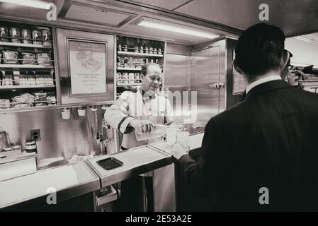 Photo d'époque du Metroliner sur le Washington D.C. - New York City Run. ÉTATS-UNIS. 30 avril-2 mai 1969 Banque D'Images