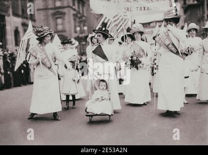Photo d'époque de la parade suffragiste de New York. Le plus jeune des parieurs. ÉTATS-UNIS. 6 mai 1912 Banque D'Images