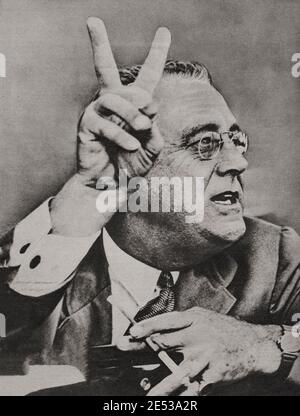 Photo d'archives de Franklin D. Roosevelt. Du magazine français du 21 novembre 1942, le « V » prometteur... Cette fois-ci, c’est le président Roosevelt qui signe Banque D'Images