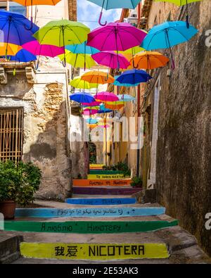 Rue étroite typique avec parasols flottants colorés à Nicotera, Calabre, Italie Banque D'Images