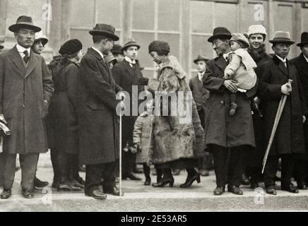 Première réunion de la Société des Nations le 10 janvier à Genève. La délégation japonaise avec l'épouse d'un des délégués qui a pris toute sa famille Banque D'Images